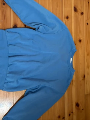 blå tjocktröja  - väldigt bra skick, fin blå! 