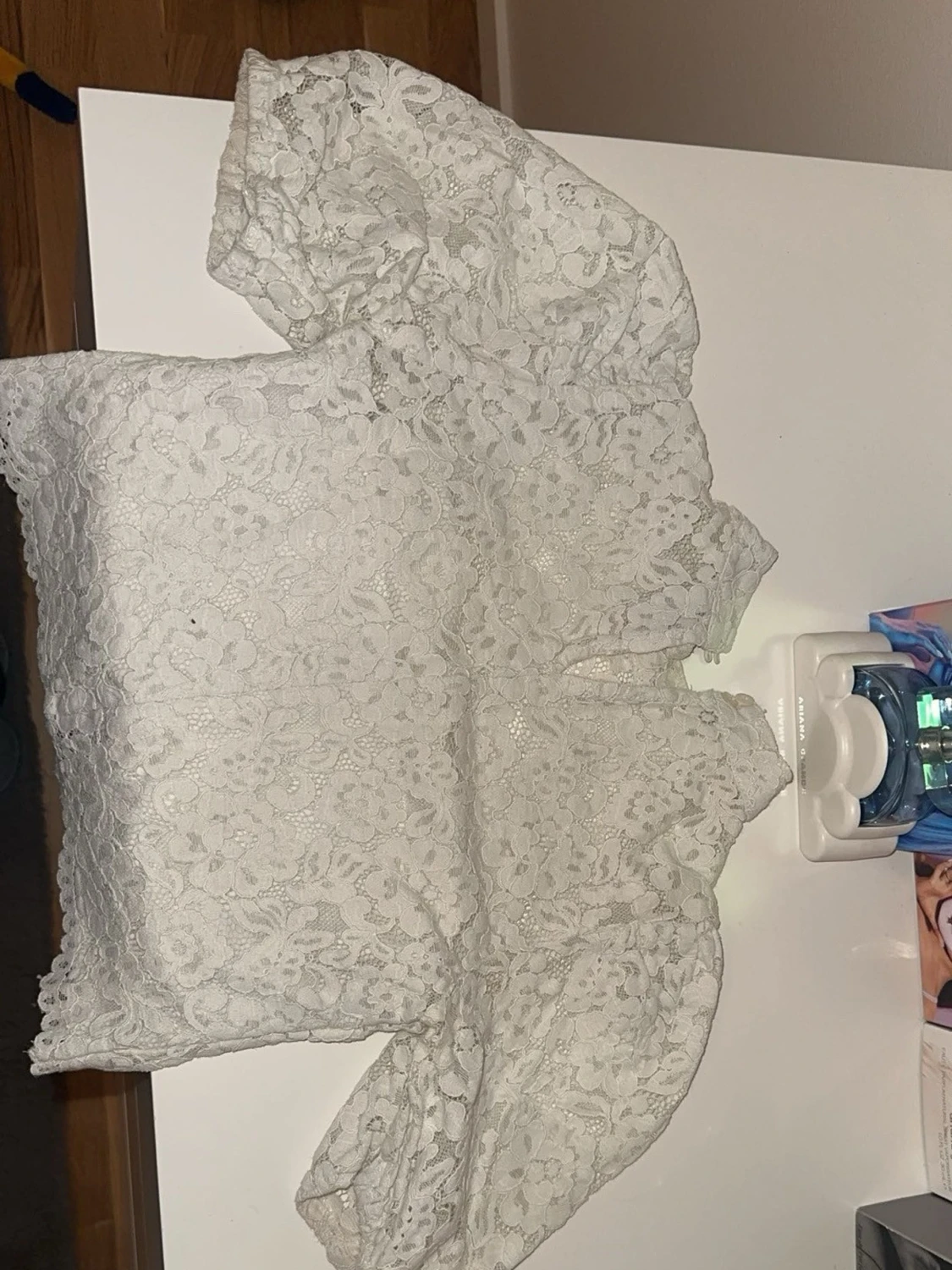 Vit spetsblus med puffärm