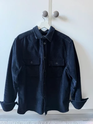 Mörkblå overshirt i manchester - J lindeberg overshirt i manchestertyg 