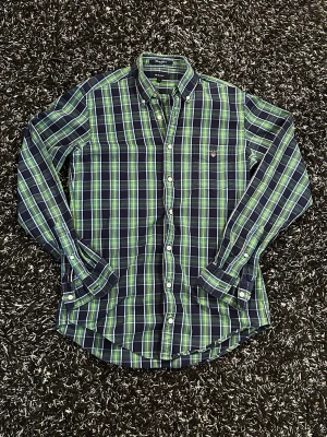 Gant skjorta - Säljer nu min gant skjorta som jag inte använt på väldigt länge. Skjortan är storlek M och passar mig som är 178cm och väger 75kg. Tveka inte på att höra av dig vid fler frågor eller funderingar, mvh Marcus🤩