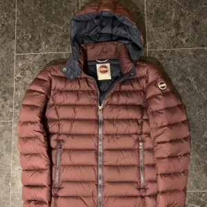  Colmar pufferjacka - Tja! Säljer en fet vinröd pufferjacka från Colmar i storlek 48 (M sitter som S). Perfekt nu inför höst/vinter! Hör av er vid eventuella frågor!