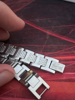 Lacoste armband Silver - Sjukt snyggt silver armband från lacoste som går att ändra storlek på. Skickar inom 48 timmar. Armbandet är som nytt men saknar prislapp. Vid frågor är det bara att höra av dig!😊