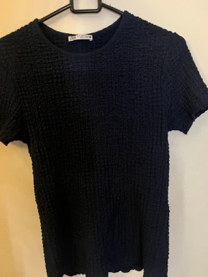 Mörkblå ribbad topp från Zara - En mörkblå tight ribbad topp från Zara!