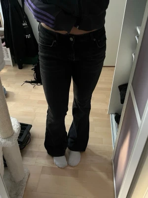 Svarta bootcut jeans - Säljer ett par svarta bootcut jeans från Zara