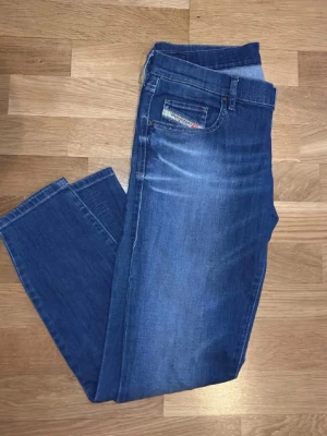 Diesel Jeans slim fit - Svinsnygga blåa Diesel jeans i storlek 29/30. De är i väldigt bra skick Hör av vid minsta fundering!