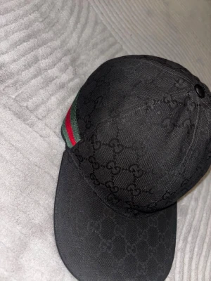 Gucci keps - Äkta Gucci keps. Storlek L. Pris kan diskuteras vid snabb affär. Nypris 5700kr.