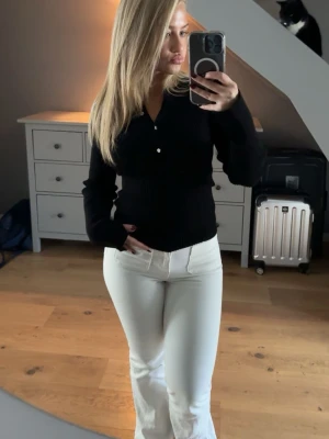 Svart ribbad långärmad topp - Säljer denna super fina Filippa K tröjan med små guldknappar, den är helt oanvänd med prislappen kvar då vi råkade köpa två av samma tröja, ordinarie pris är 1900kr så säljer den för 1000kr💗