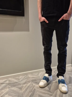 Svarta slim fit jeans från Replay - Ett par sjukt snygga jeans från Replay med modellen Anbass i storlek w29. Jeansen har en slimfit passform vilket är väldigt populärt idag. Priset för jeansen ligger på 299 kr, det är bara att höra av er vid frågor eller funderingar.