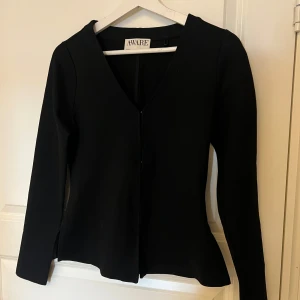 Svart v-ringad blus från vero Moda  - Jättesnygg v ringad blus ifrån vero Moda Stolek xs❤️