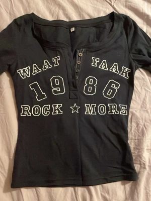 Lång ärmad mörk blå tröja - OANVÄND tröja. Storlek S.