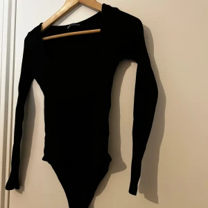 Svart långärmad bodysuit från Zara - Säljer en svart långärmad bodysuit från Zara. Jätte fin elegant svart body.