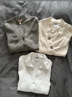 Klädpaket med tre toppar - Supersnygg ribbad toppar från MQ & H&M! Den beige och den vita är ifrån MQ, den grå från H&M. Alla 3 för 100kr!