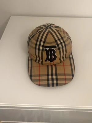 Burrbery keps  - Säljer denna riktigt fräscha och unika burbery kepsen som ja inte använder längre, hade rekommenderat denna riktigt starkt till er som vill bära något fräsch! Pris kan diskuteras!!!