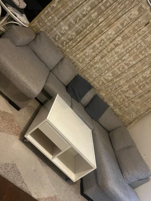  vittbord med hjul - Säljer ett stilrent vitt soffbord med hjul som gör det enkelt att flytta runt. Bordet har två öppna förvaringsfack under bordsskivan, perfekt för böcker eller fjärrkontroller. Bordet är rektangulärt och har en modern, enkel design som passar de flesta vardagsrum.