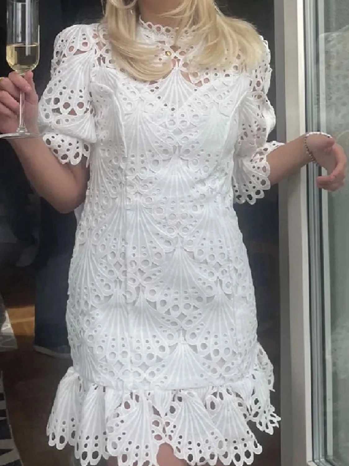 Vit broderad klänning med puffärm