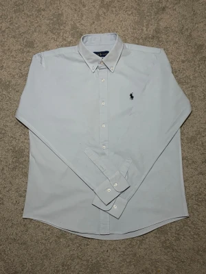 Ralph Lauren skjorta - En riktigt schysst raffe skjorta för endast 299kr istället för 1600kr och den är helt ny. Det står att det är storlek L men den är mindre. Om du har en liten fundering är det bara att höra av sig