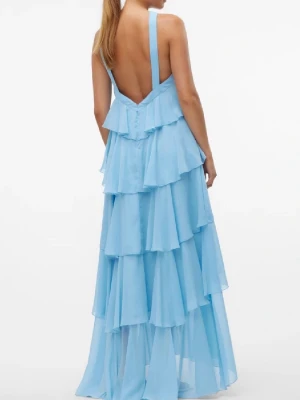 Balklänning. Ljusblå volangklänning med öppen rygg - Supersöt långklänning i ljusblått med flera lager volanger och breda axelband. Perfekt för sommarens alla tillfällen eller bal. Materialet känns lätt och svalt, och modellen har en öppen rygg för extra. Jag har använt den en gång på min bal i fiol. (Sista bild på mig).  Pris kan diskuteras!