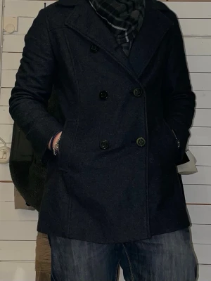 Dubbelknäppt rock - Tja! Säljer denna mörkgrå rock med dubbelknäppning och bred krage från”Cewo”. Klassisk modell med två sidfickor och stilren design. Passar lika bra uppklätt som i hoodie och jeans. Jackan är i nyskick och har inga defekter. Hör av dig vid minsta fundering!😁🙌