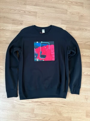 Kaws x Uniqlo x Andy Warhol Sweatshirt i svart - Säljer denna då den inte längre används  Märke - Uniqlo x Kaws x Andy Warhol  Storlek - L  Längd - 73cm Armhåla till armhåla - 59cm Ärmlängd - 56cm  Pris går att diskuteras