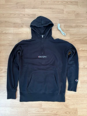 Svart Champion 1/4 Zip Hoodie - Säljer denna då den inte längre används  Märke - Champion  Storlek - S  Längd - 69cm Armhåla till armhåla - 55cm Ärmlängd - 53cm  Snören ingår  Pris går att diskuteras