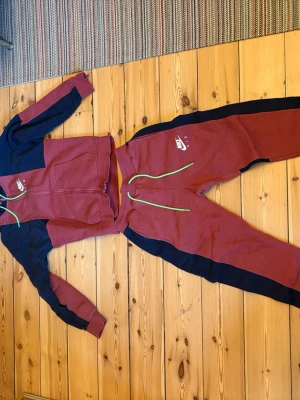 Rare Nike Tracksuit - En rare Nike tracksuit. Hoodie storlek XS, byxor storlek S, men skulle säga att tracksuiten passar som S. Använd några få gånger men i väldigt bra skick. 