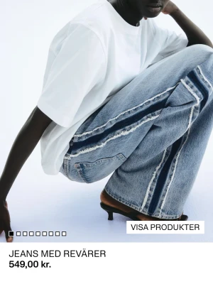 Slutsålda H&M jeans! Nya med prislapp - Skitsnygga populära H&M jeans. Slutsålda på hemsidan och helt nya med prislapp. Storlek 40 men sitter fint på mig som är 38. 