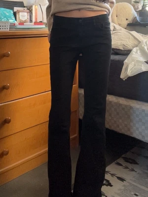 Svarta bootcut jeans - Säljer ett par svarta bootcut jeans med lågmidja, de är super snygga och sitter bra på. Jag är 165 ish och byxorna är i storlek 164. Priset kan sänkas 