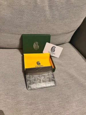 G plånbok svart - Snygg svart plånbok från G@yard med klassisk mönster