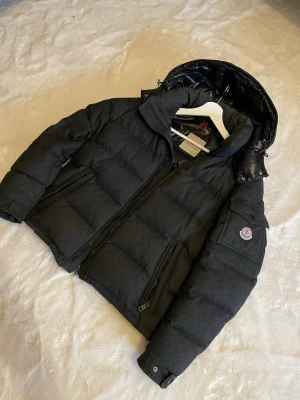 Moncler montegenvere jacka - (Äkta) Snygg svart pufferjacka från Moncler. Modell: Moncler Montegenvere. Storlek: 2(M). 8/10 skick (har funnits små skador men allt är lagat hos skräddare så om man vill ha bilder på de så kan jag skicka de i dm med. 🔥Bara höra av sig vid frågor och funderingar🔥(Bild med den på kan visas i dm)‼️