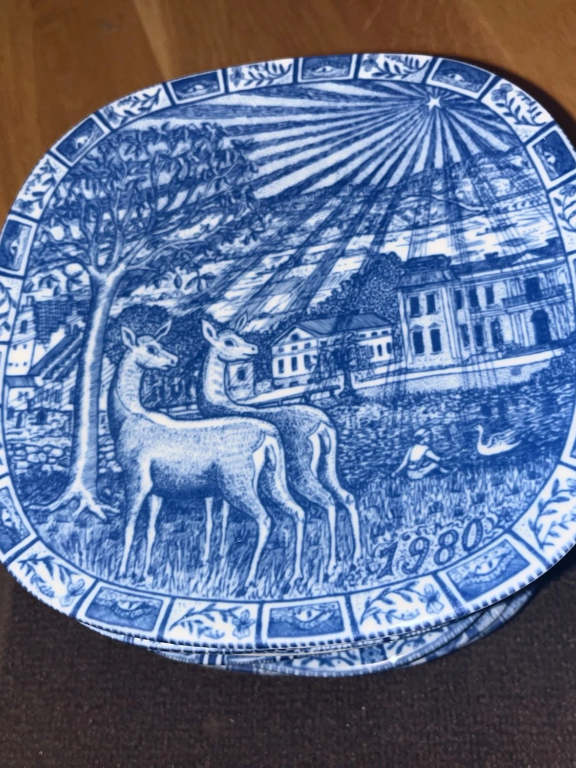 Blåvita tallrikar med motiv 1980 - 1