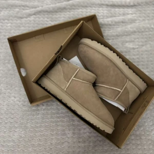 Beige boots från UGG -  UGG Classic Ultra Mini boots i färgen sand! Dom är helt nya, inte använda en enda gång och säljer  för att de är fel storlek! Hör av er vid intresse!! Pris kan diskuteras 