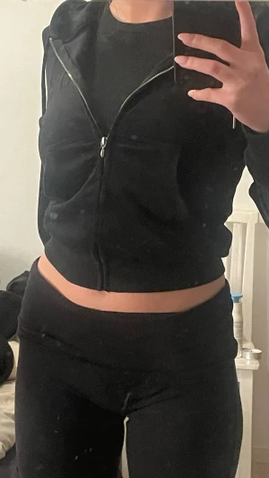 Zip tröja - Använd en eller två gånger så den är precis som ny. Den sitter skönt o är mysig i materialet 