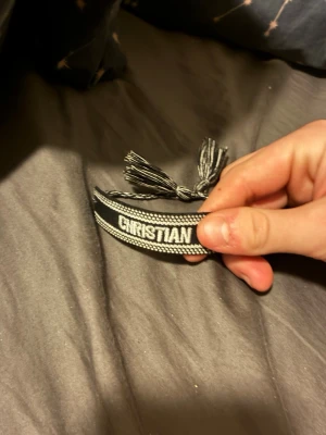 Armband - Säljer detta armband med okänt märke. Använt några gånger men tröttna snabbt. För fler bilder eller frågor är det bara att skriva.