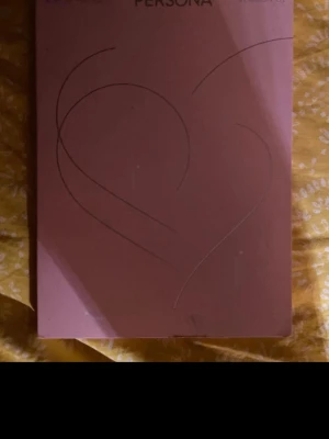 BTS Map of the Soul: Persona album - Säljer BTS Map of the Soul: Persona album i rosa med hjärtmotiv på framsidan. Perfekt för samlare eller fans av K-pop. Albumet har en mjuk matt finish och innehåller vanligtvis photobook och andra samlarsaker.