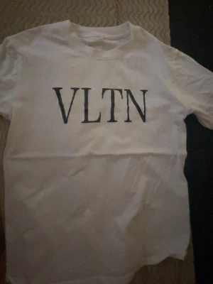 Vit VLTN t-shirt från Valentino - Säljer en vit t-shirt från Valentino. Str M bra skick använt 1 gång. Pris kan diskuteras!!!