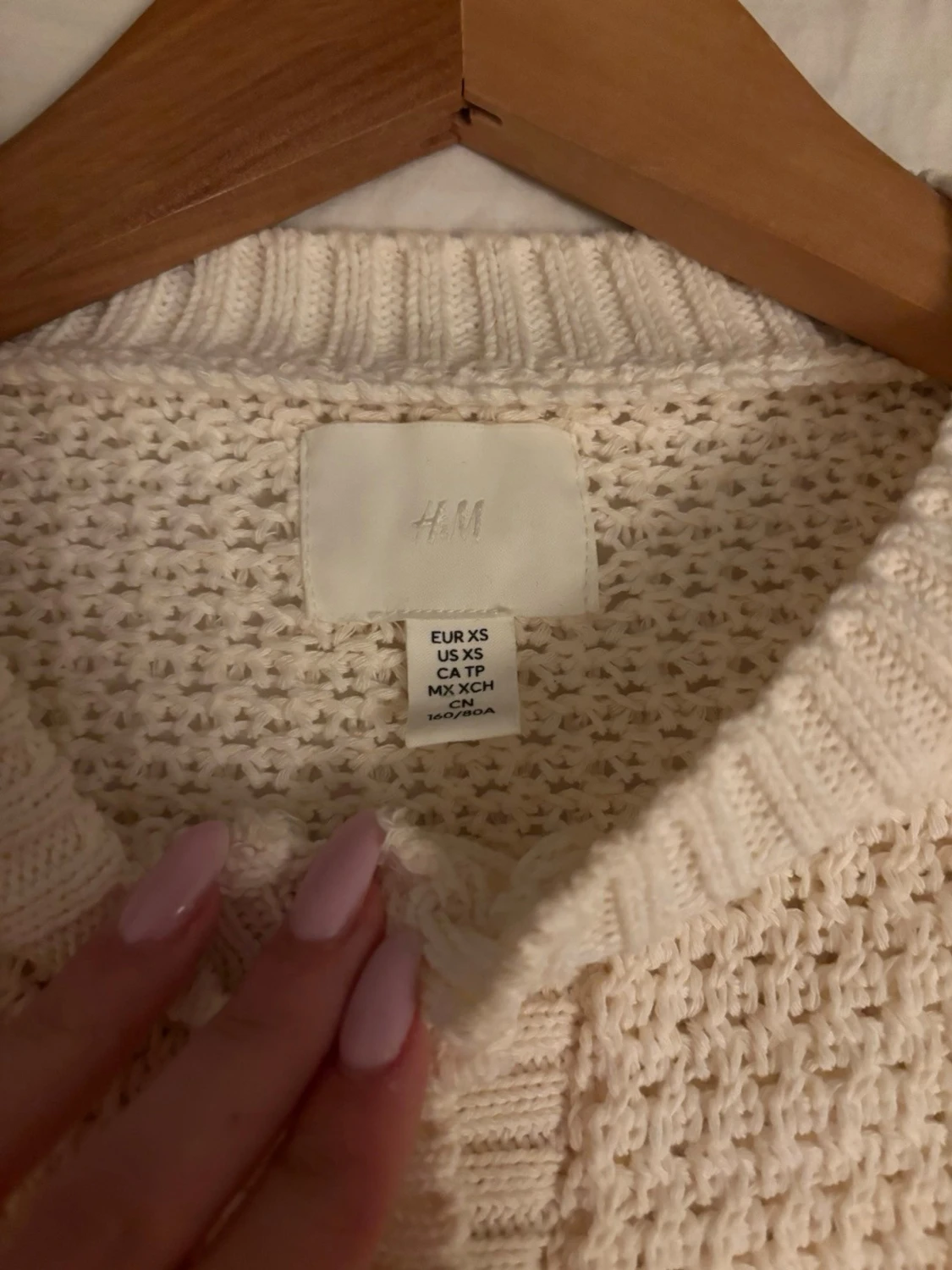 Krämvit stickad kofta med guldknappar - 2