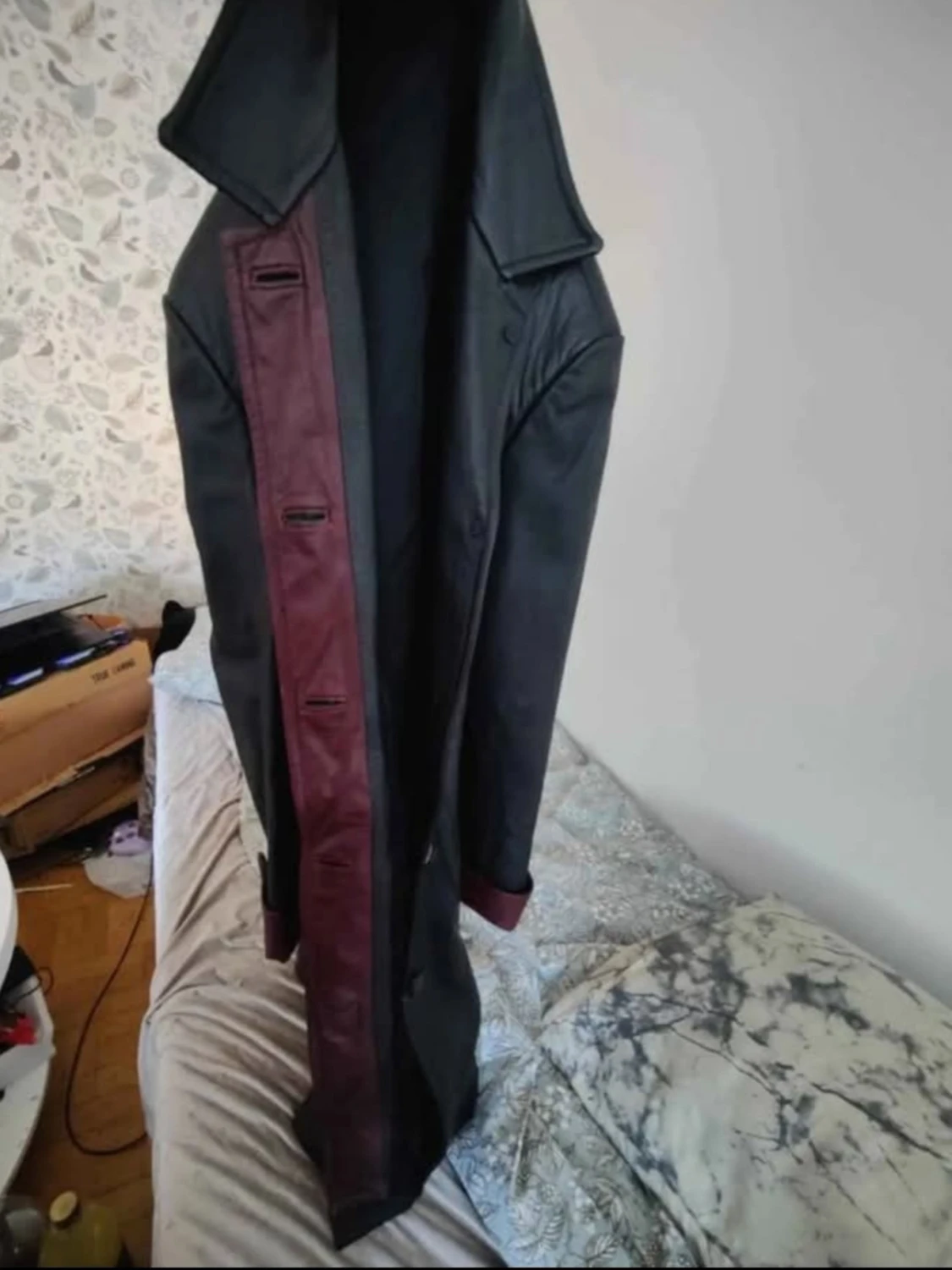 Lång svart skinnjacka med vinröda detaljer - 1