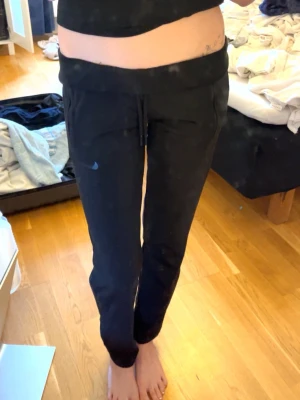 Svarta mjukisbyxor från Nike - Säljer ett par svarta Nike mjukisbyxor, använt några gånger hemma 
