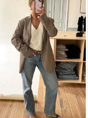 Blå raka jeans från Djerf Avenue - Modellen heter Relaxed jeans från Djerf Avenue strl30 🥰 Bara använda fåtal gånger så i bra skick! Måtten finns på sista bilden 🥰