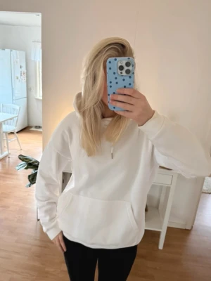 Hoodie  - Lite gul vid ärmarna och halsen. Lappen är bortklippt men skulle gissa på s/xs. Lite oversized i storlek. 