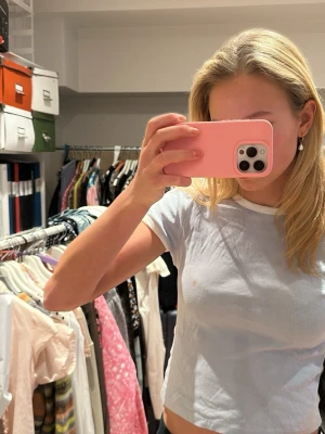 Ljusblå croppad t-shirt - En enkel och stilren ljusblå croppad t-shirt med rund halsringning. Perfekt för en avslappnad look och lätt att matcha med jeans eller kjol.