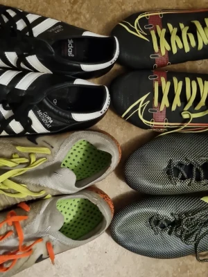 Olika fotbollsskor skriv om ni är intresserade - Säljer ett par klassiska Adidas Copa Mundial fotbollsskor i svart och vitt. Skorna har den ikoniska tre ränder-designen, snörning och är tillverkade i läder för bästa komfort och bollkontroll. Perfekta för dig som vill ha stilrena och pålitliga skor på planen.