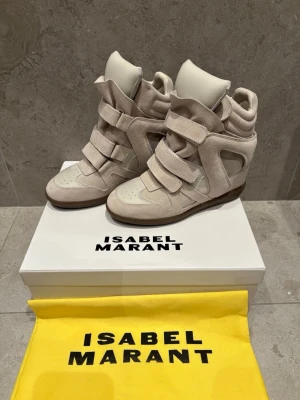 Isabell Marant skor i färg ecru - Hejjj, säljer dessa isabell Marant skor i färgen ecru som är köpta på isabell Marants hemsida för ca 5700, kvitto kan skickas vid förfrågan. Skorna är i storlek 37 och är i stort sätt nytt skick(Bara testade inomhus). Skriv vid minsta fundering eller liknande. Priset är inte fast så pruta på❤️❤️