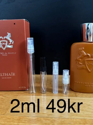 Parfums de Marly Althaïr EdP 2ml - Parfums de Marly Althaïr är en lyxig herrparfym med en söt och vaniljdoft. Doften har varma kryddiga toner av kanel och musky. FINNS ÄVEN I 2,3,5,10ML KOLLA PROFILEN FÖR ANDRA STORLEKAR ! 2ml 39kr | 3ml 49kr | 5ml 89kr | 10ml 159kr | Nypris ca 2500-3000kr