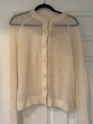 Kräm vit Kofta - Jätte fin kofta slutsåld från zara, knappast använd!💫💗