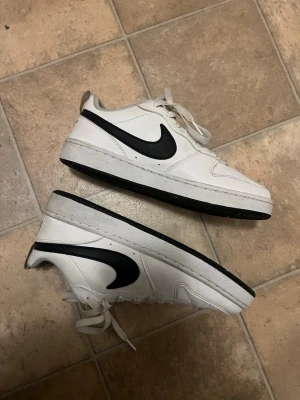 Nike sneakers  - Säljer ett par sneakers från Nike, skorna är i stort sätt bara använda inomhus🌸 säljer då dem inte längre kommer till användning ☺️