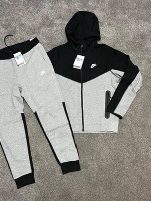 Nike tech  - Fett nike tech dress Stl S på tröjan och M på byxorna men sitter som S också. Lapparna hänger inte med.