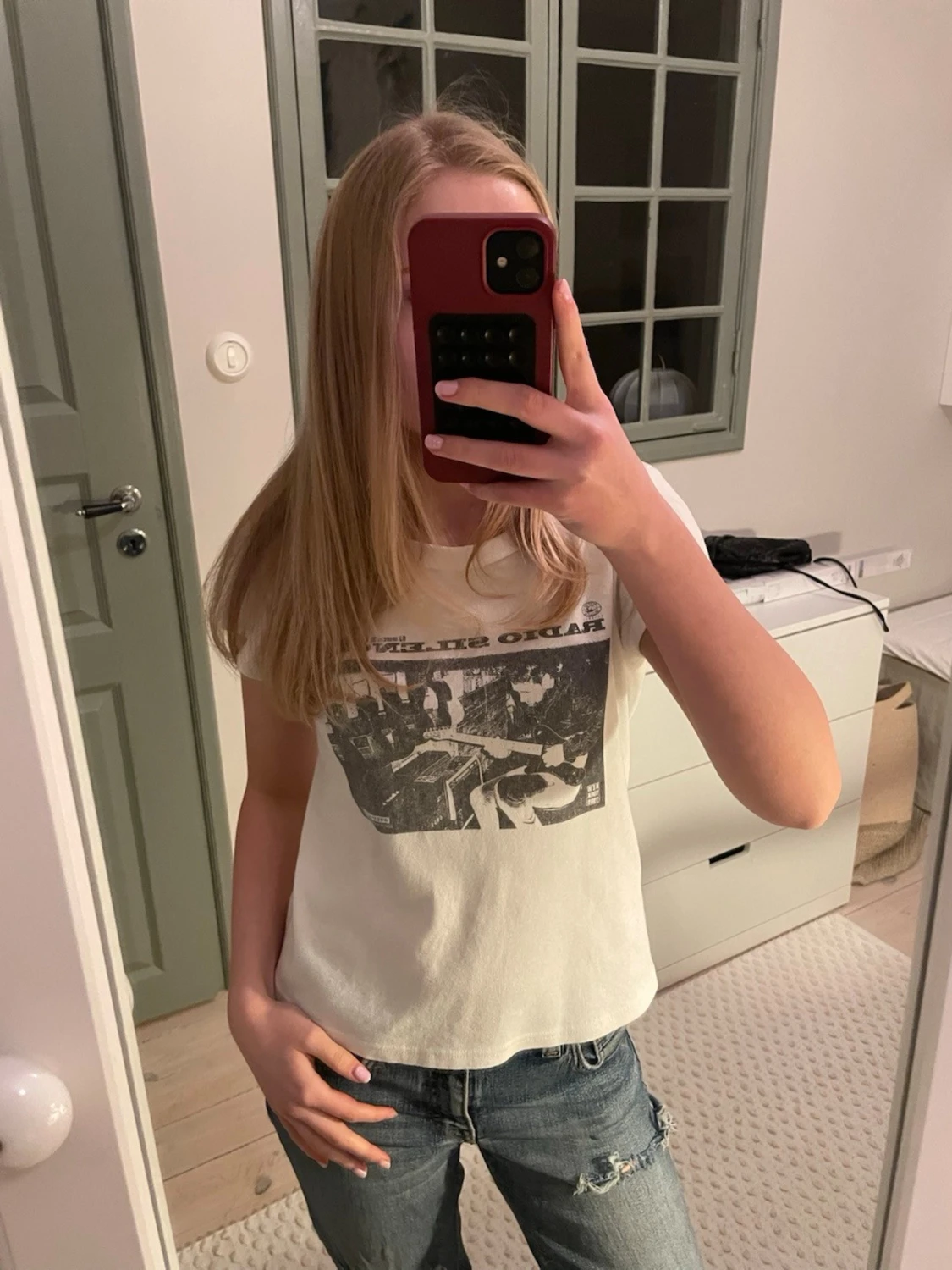 Vit t-shirt med svart tryck - 1