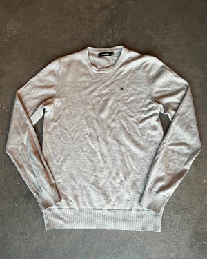 J.Lindeberg Merino Tröja - Tjena! Säljer nu denna J.Lindeberg Merino tröjan. Storlek M - Skick 9/10 - Nypris på denna är 1200 och mitt pris 399, (pris kan diskuteras vid snabb affär). Hör gärna av er vid minsta fundering/fråga. MVH JL STORE