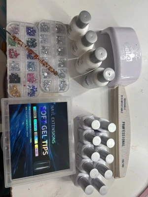 Nagelkit från depend gel iq - Komplett nagelkit med UV-lampa från depend gel iq, flera gellack från gel iq, nagelfilar, pensel, rhinestones i olika färger och former samt soft gel tips. Perfekt för att skapa kreativa nageldesigner hemma. Skriv om ni vill ha bilder på exakt allt. Vissa saker är använda 